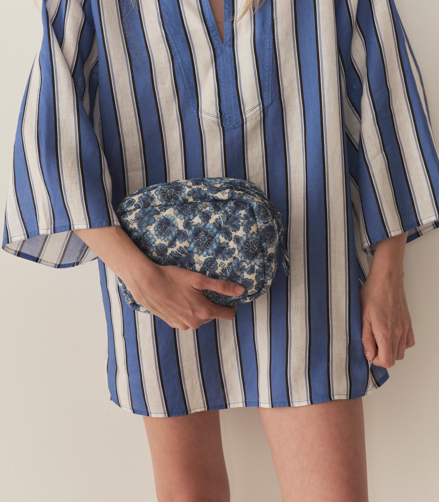 HOLLOWAY POUCH -- BLEU SOLEIL FLEURIT